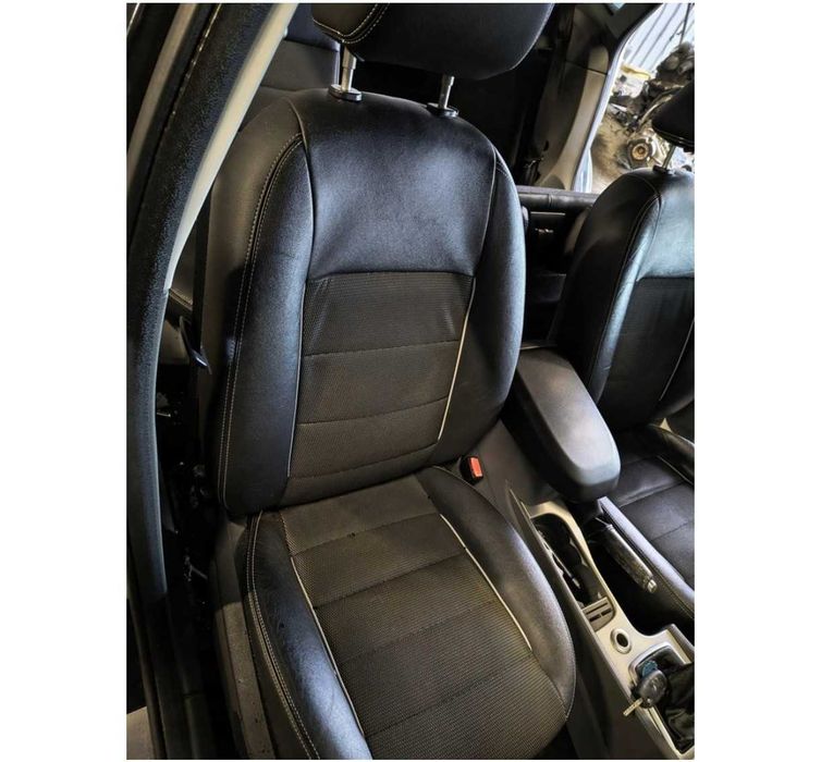 Ford Focus MK 2 lift hatchback komplet foteli skóra