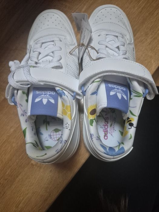 młodzieżowe Adidas Forum Low White model : HP6245

Rozmiar 38 i 2/3