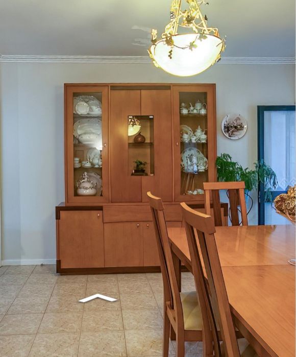 Móvel aparador de sala com cristaleira e arrumos