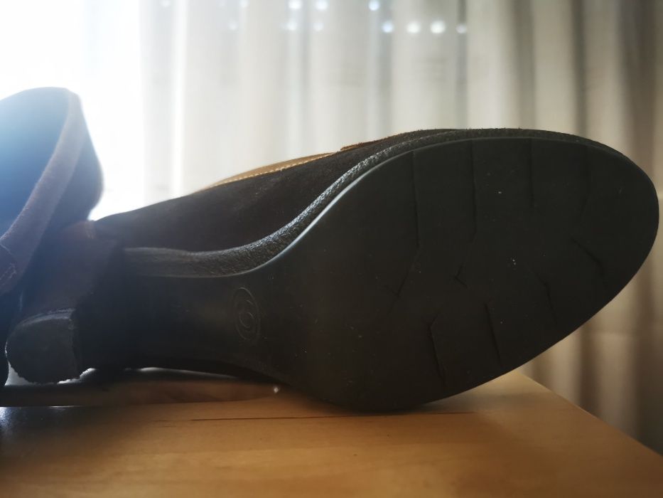 2 pares de calçado de inverno em pele