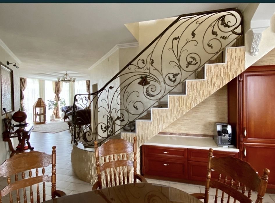 Продам шикарный дом в лесу возле реки