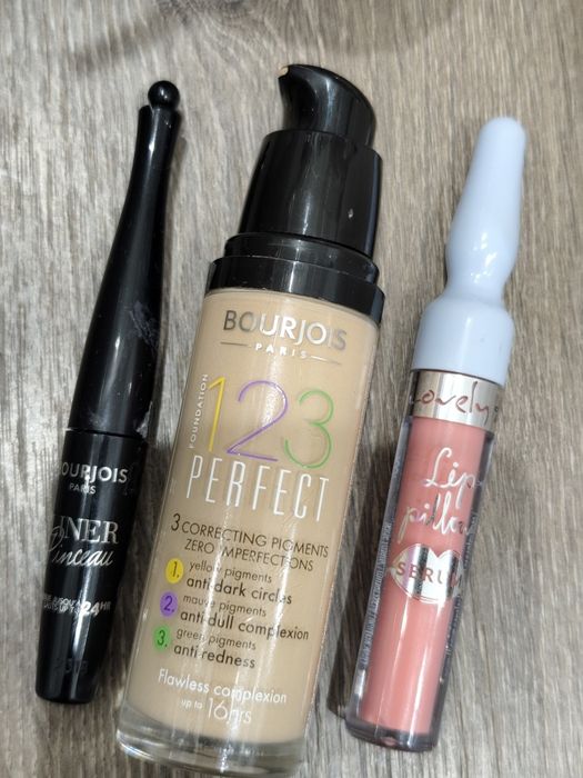 Zestaw kosmetyków cena za całość