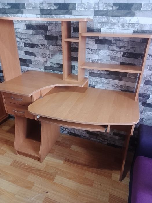 Стіл комп'ютерний