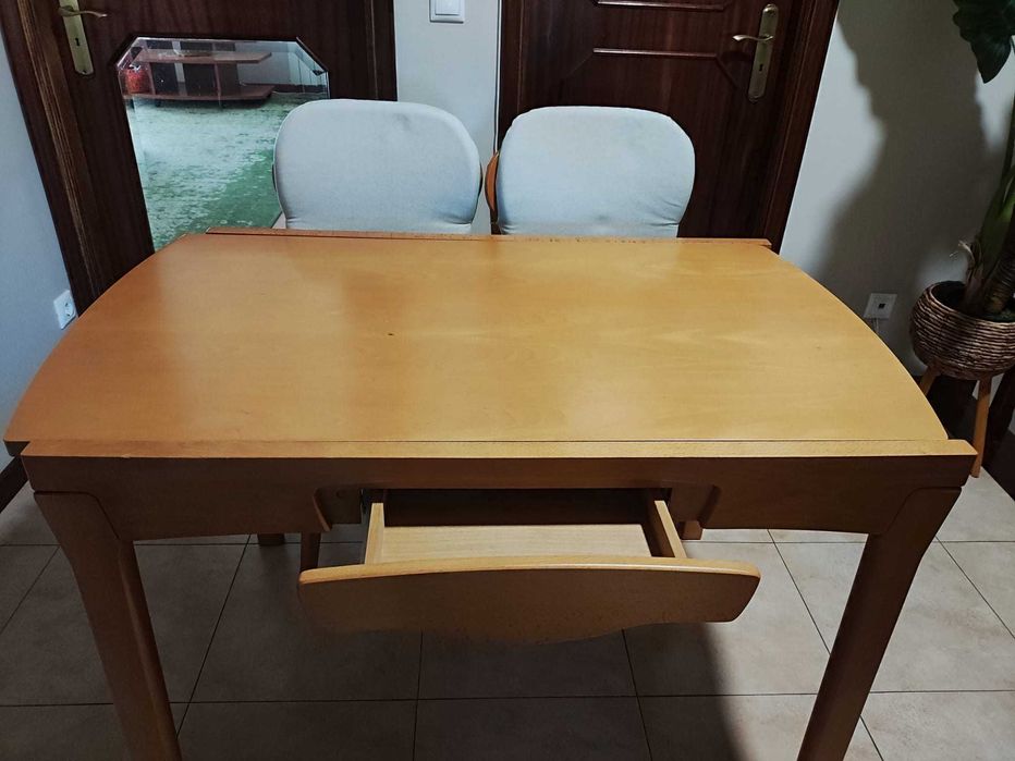 Mesa de cozinha extensível + 4 cadeiras