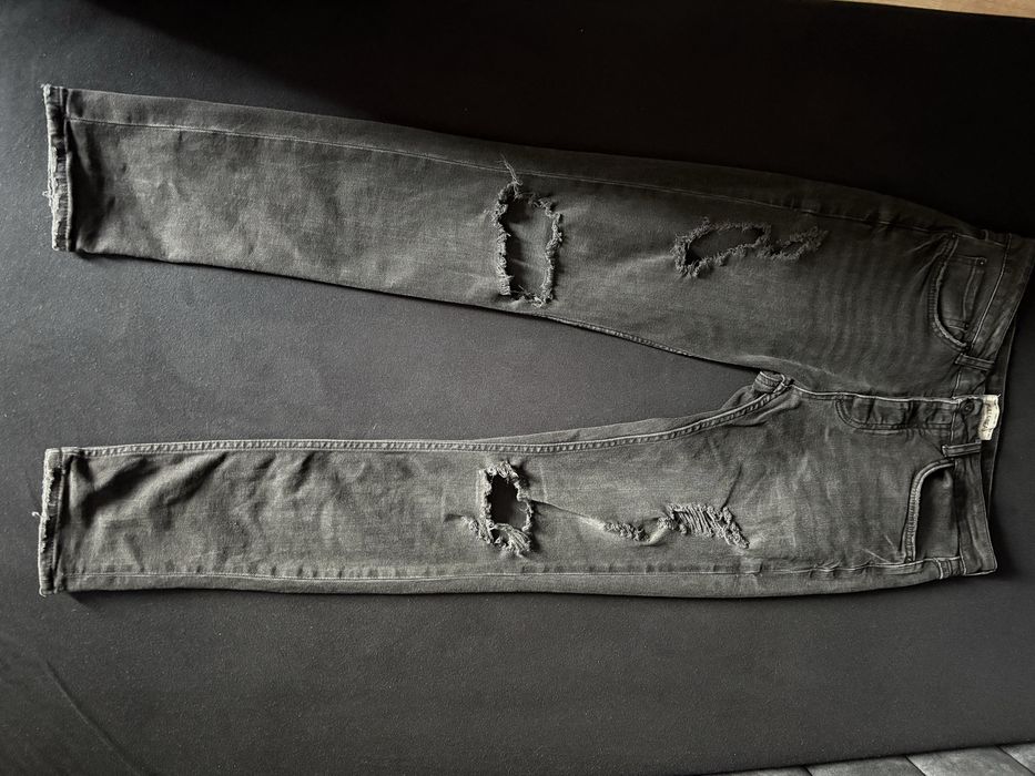 Czarne spodnie z dziurami Pull&Bear