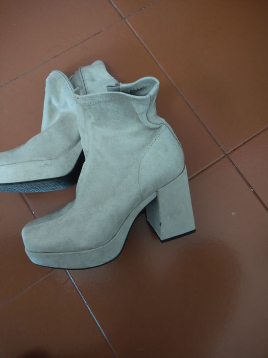 Botins de salto altos bege