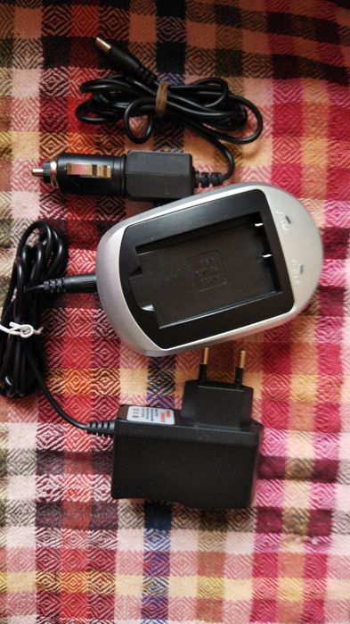 Універсальний зарядний пристрій батарей цифрової та відео техніки