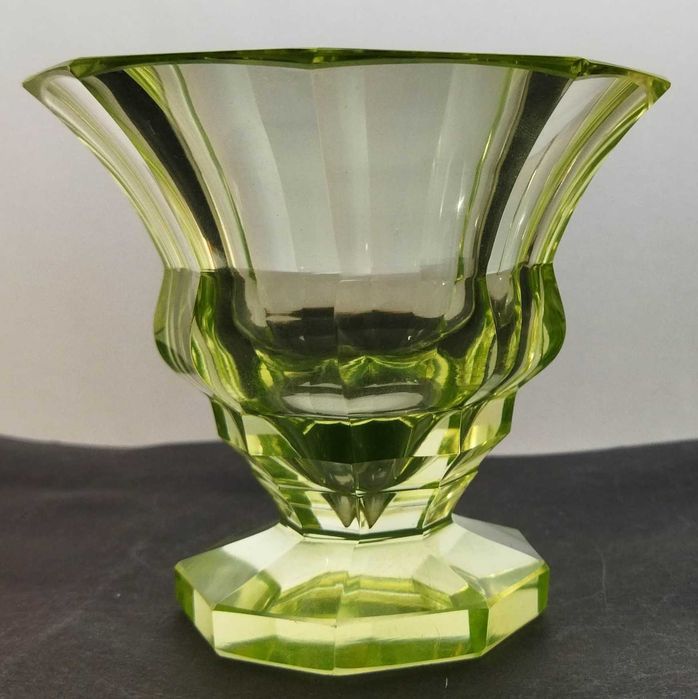 Szkło uranowe kryształ wazon fasetowany Moser Bohemia Art Deco