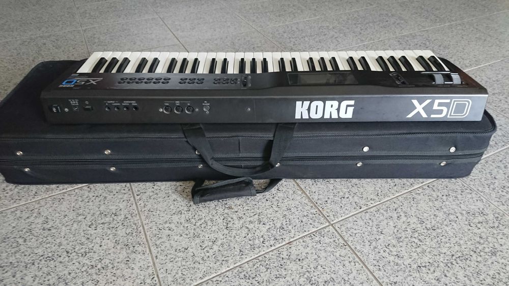 Teclado sintetizador Korg X5D