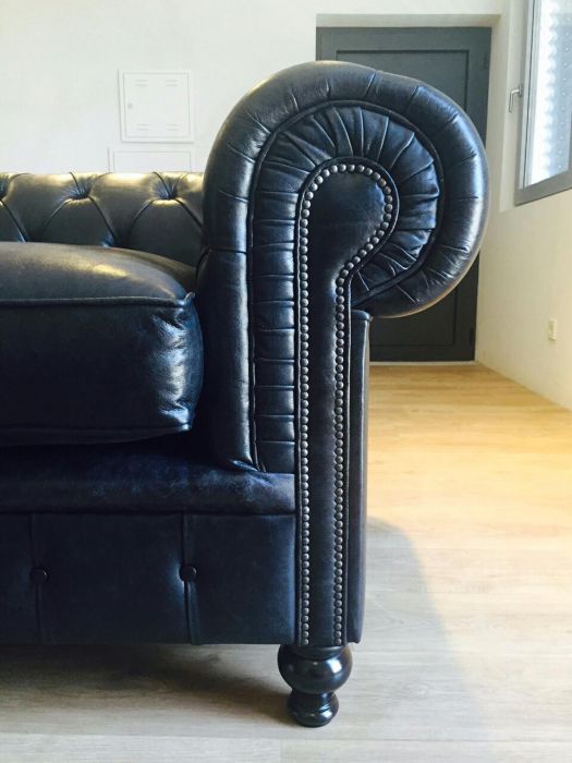 Sofá Chesterfield em pele envelhecida - NOVO