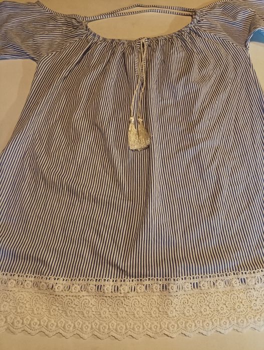 Blusa às riscas em azul e branco