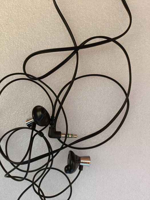 Навушники-гарнітура Sony MDR-XB50AP та інші.