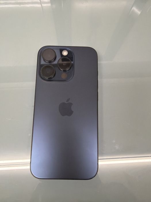 iPhone 15 Pro na cor azul