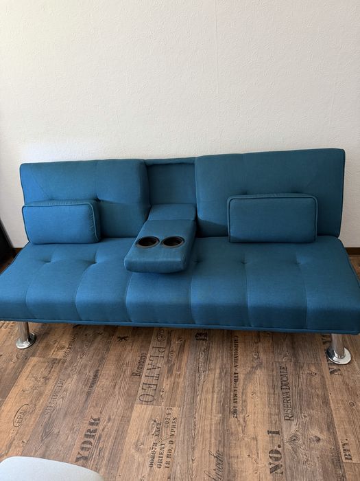 Sofa azul turquesa com base para copos