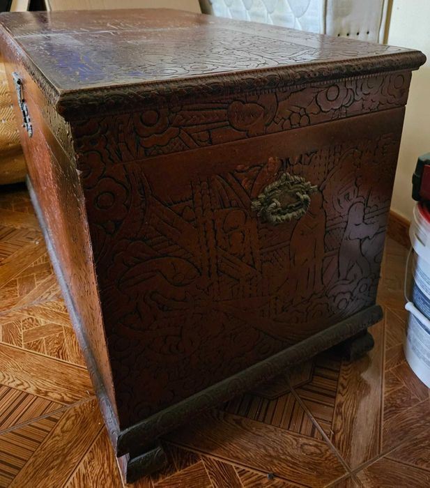 arca baú antigo com gravações