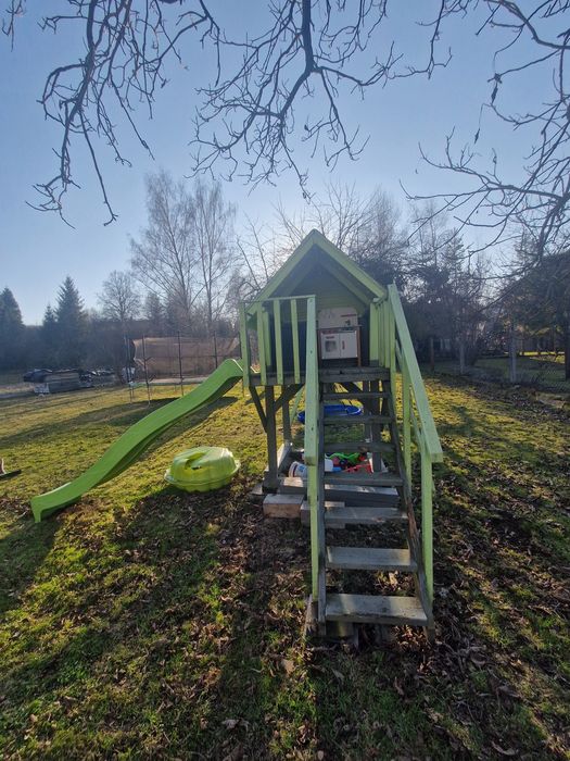 Domek ogrodowy ze zjeżdżalnią i huśtawką