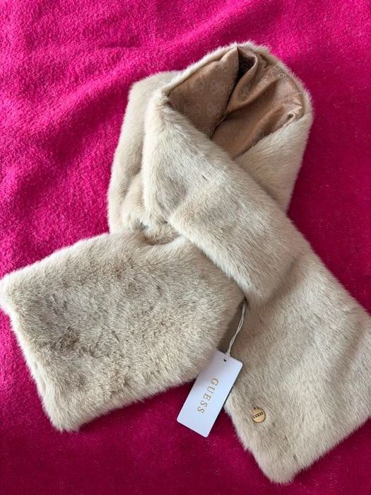 Damski szal / etola GUESS z imitacji futra