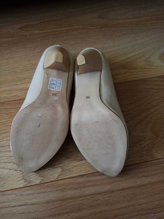 Czółenka beżowe Filipczyk nowe 36