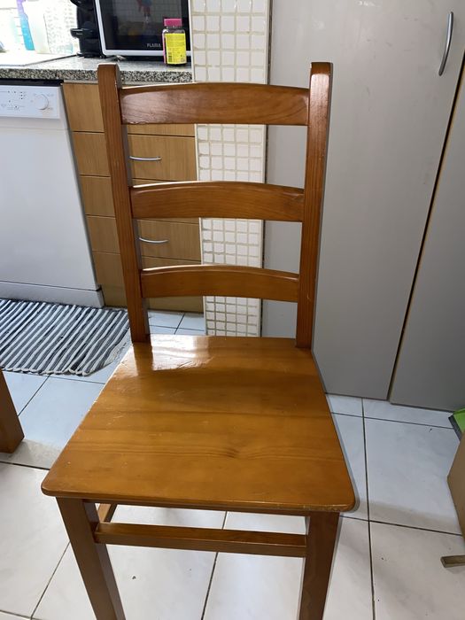 Mesa de jantar +4 cadeiras de madeira