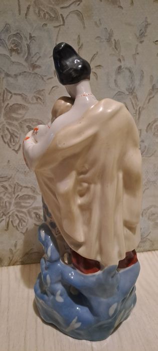 Фарфоровая статуэтка "Майская ночь"