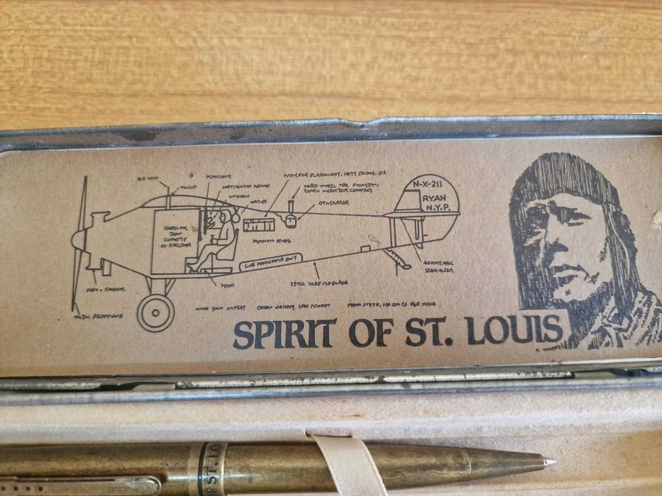Conjunto de Canetas Comemorativo "Spirit of St. Louis" — Caneta de Tinta Permanente + Esferográfica — Caixa em Lata