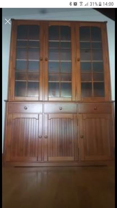 Cristaleira em cerejeira