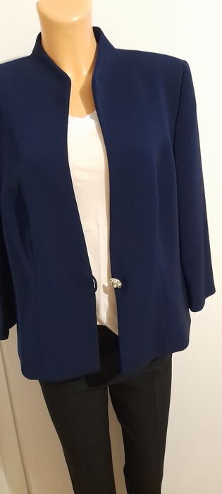 Granatowy zakiet krotki