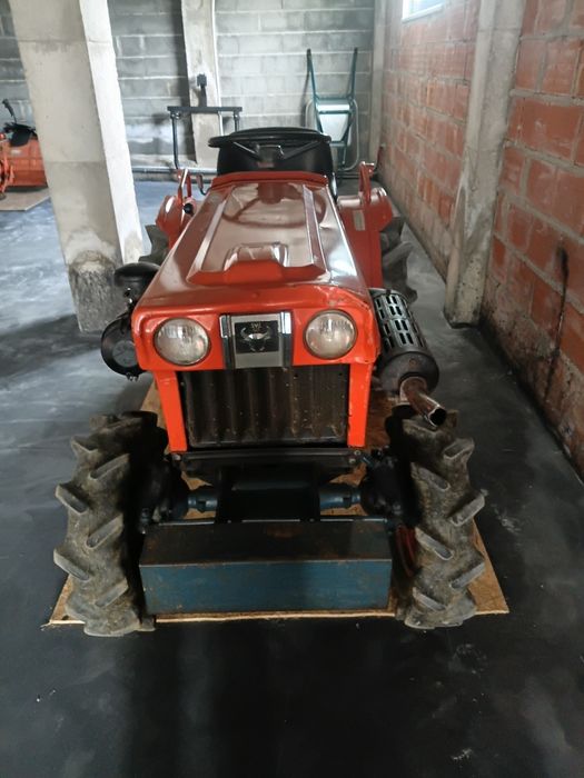 Tractor e Arco de Santo António vendem-se em segunda mão. Ambos em muito bom.estado