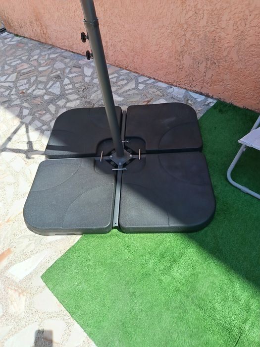 Guarda sol  e pés  incluídos.