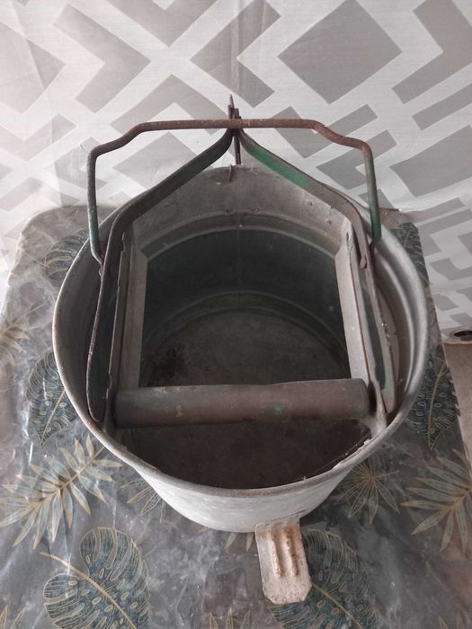 Balde espremedor de esfregona, Rodex,  1950, feito de metal galvanizado.