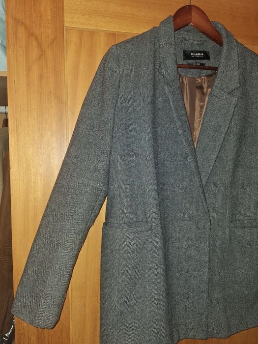 Sobretudo / Casaco Cinzento Pull & Bear

Tamanho M

Aperta estilo blaz