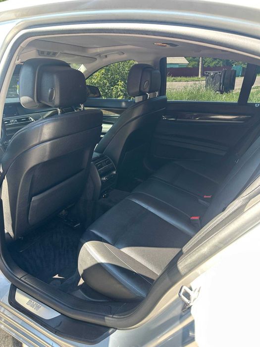 BMW 740i 2010 рік