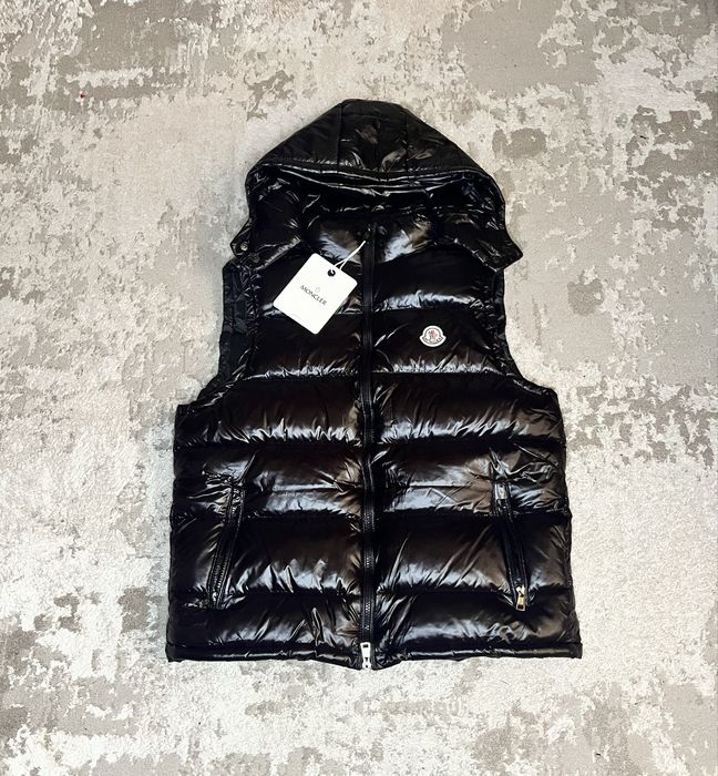 ПРОДАМ жилетку Moncler
