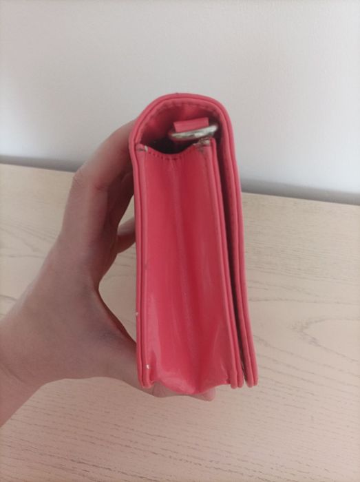 Рожева сумка кросбоді, з квітковим орнаментом