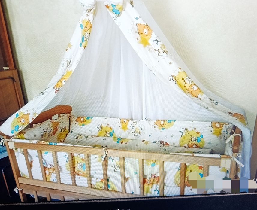 Продам кроватку детскую с балдахином и матрасом.