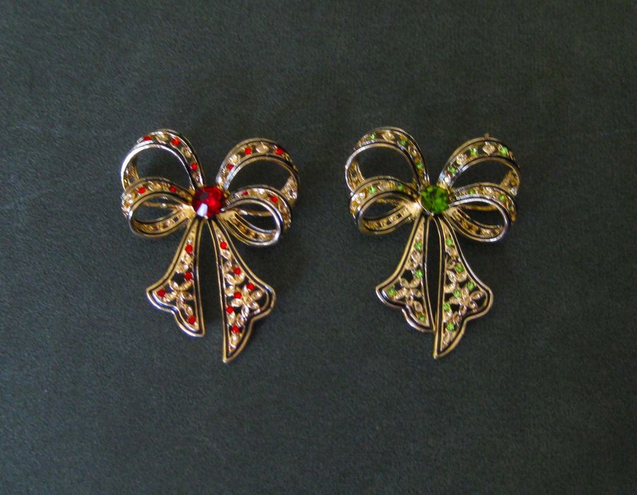 Alfinete / Broche / Pregadeira Laço Dourado c/ Pedras Verdes NOVO