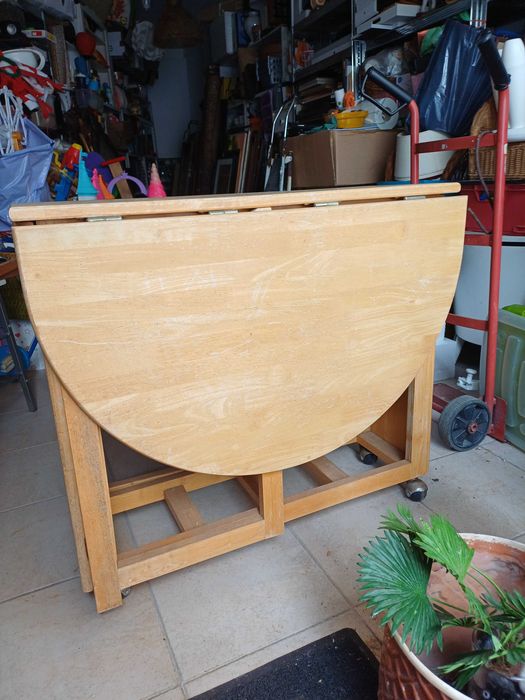 Mesa em madeira com abas rebatíveis