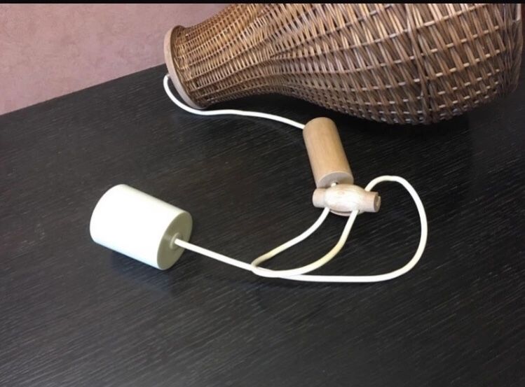 Zwis lampa piaskowy klosz wiklinowy