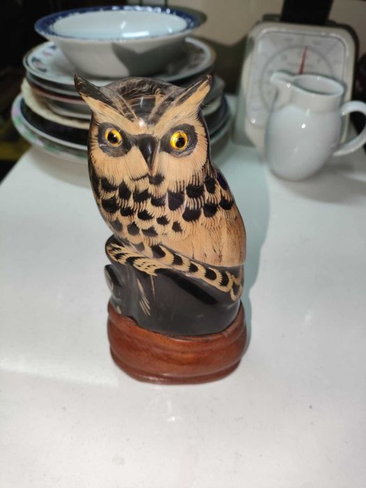 estatueta de coruja esculpida a mao em chifre vintage