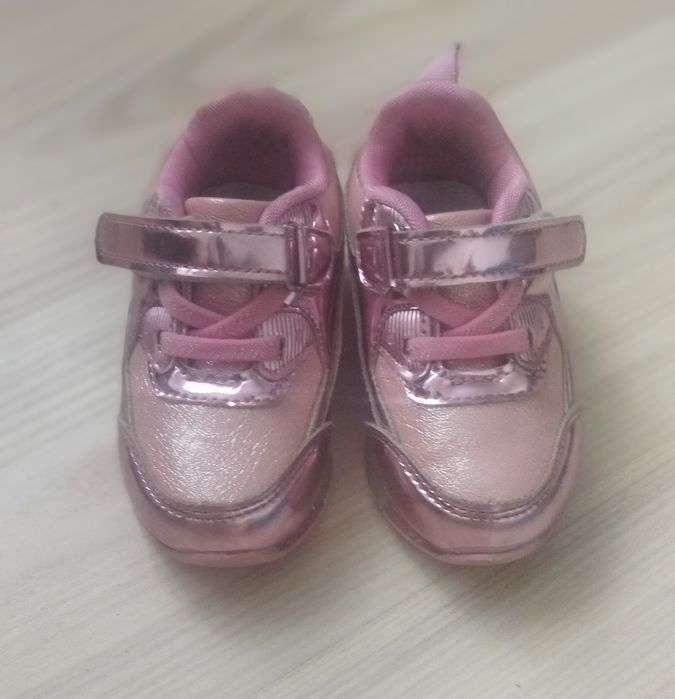 Дитяче взуття для дівчаток/ кросовки/ босоніжки