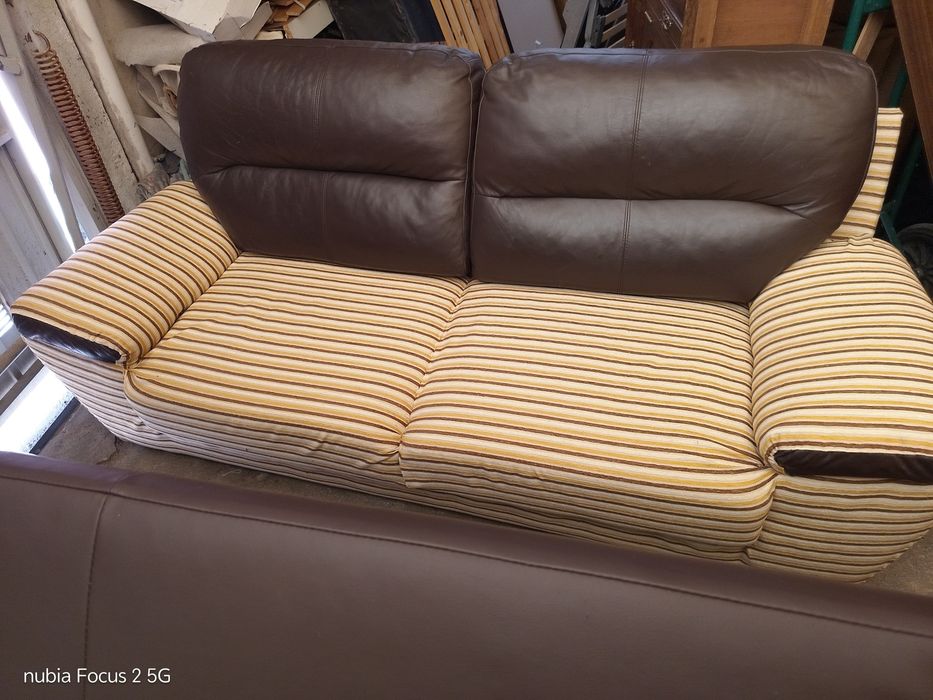 Sofa chaise longue de dois lugares leva o puff