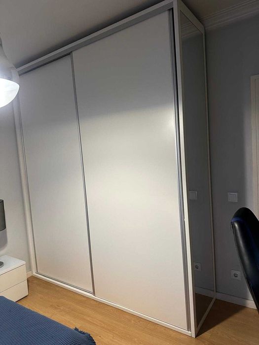 Roupeiro com duas portas correr