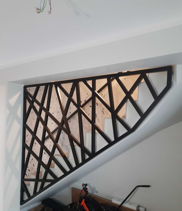 Balustrady wewnętrzne i zewnętrzne barierki poręcze balkony