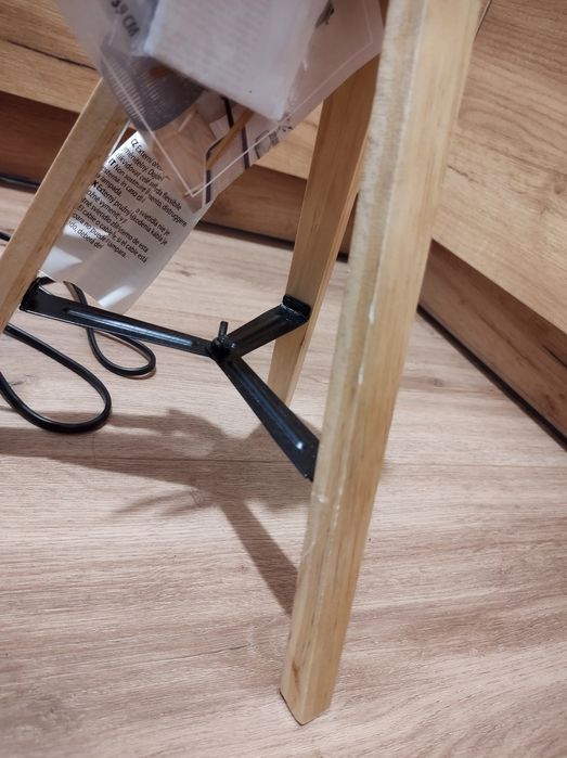 Podstawa lampy, drewniany statyw loft, stylowy trójnóg.