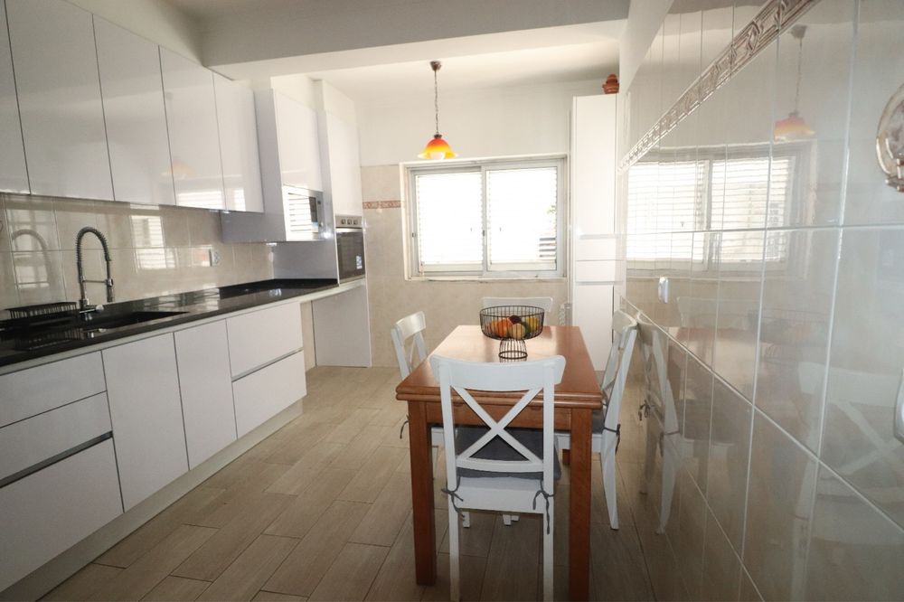 Oportunidade! Mesa extensivel em madeira maciça e 4 cadeiras