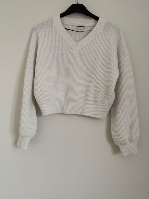 Sweter biały z dekoltem v w serek