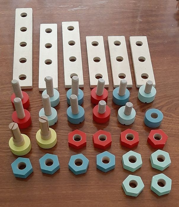 Drewniany stolik z narzędziami Elefun