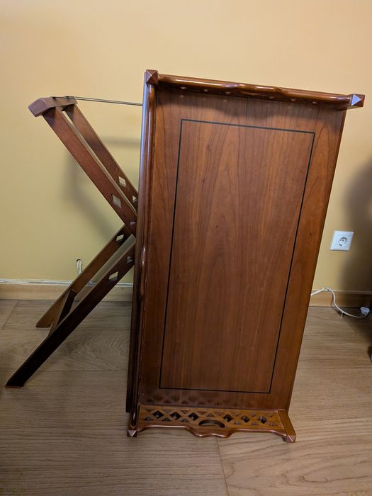 Mesa-tabuleiro em cerejeira com embutidos em trabalhados