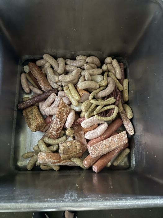 Переробка з готової продукції ковбасних виробів/ корм для тварин / уцінка