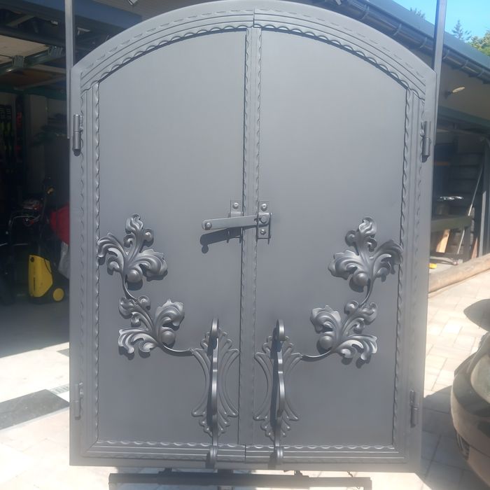 Drzwiczki stalowe grube, masywne